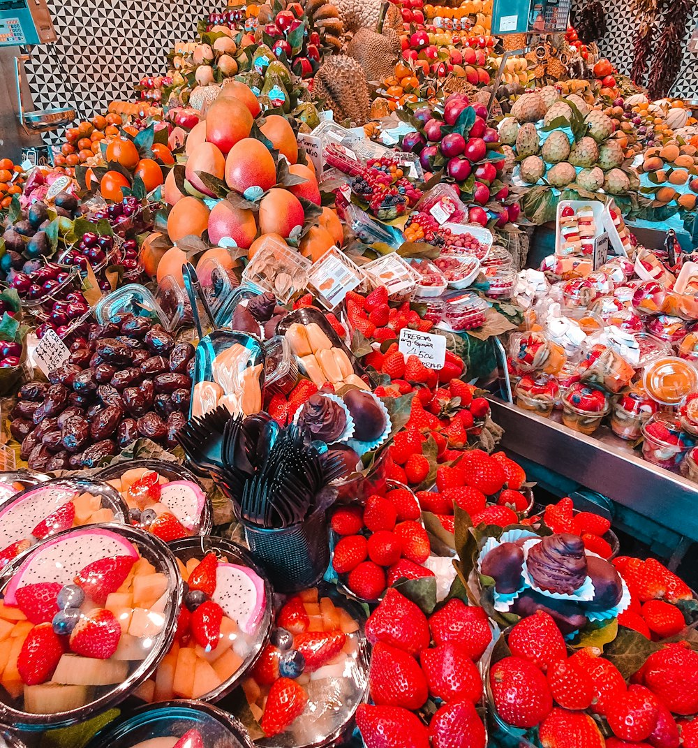 fruta vermelha e preta na cesta de madeira marrom