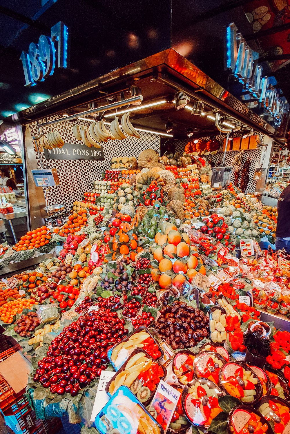 Exhibición de frutas naranjas en el mercado