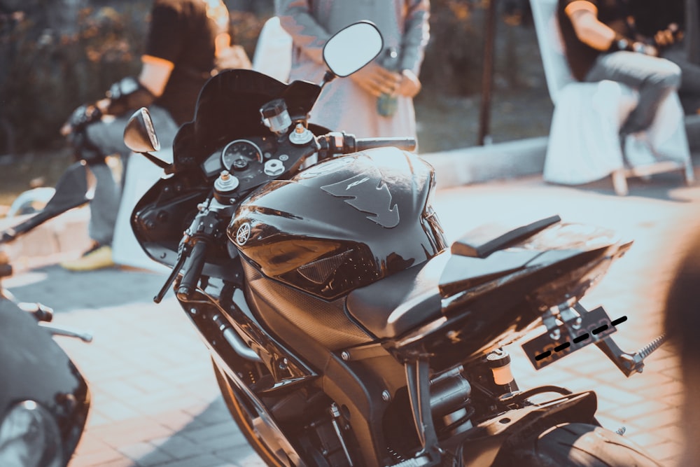 Schwarz-braunes Motorrad tagsüber auf der Straße geparkt