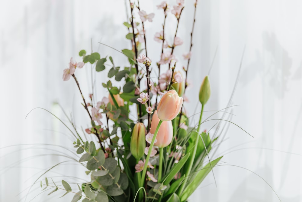 boccioli di fiori rosa e gialli