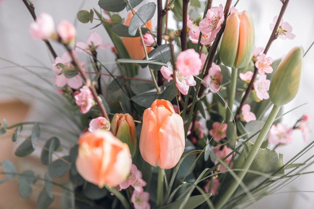 rosa und gelbe Tulpen blühen tagsüber