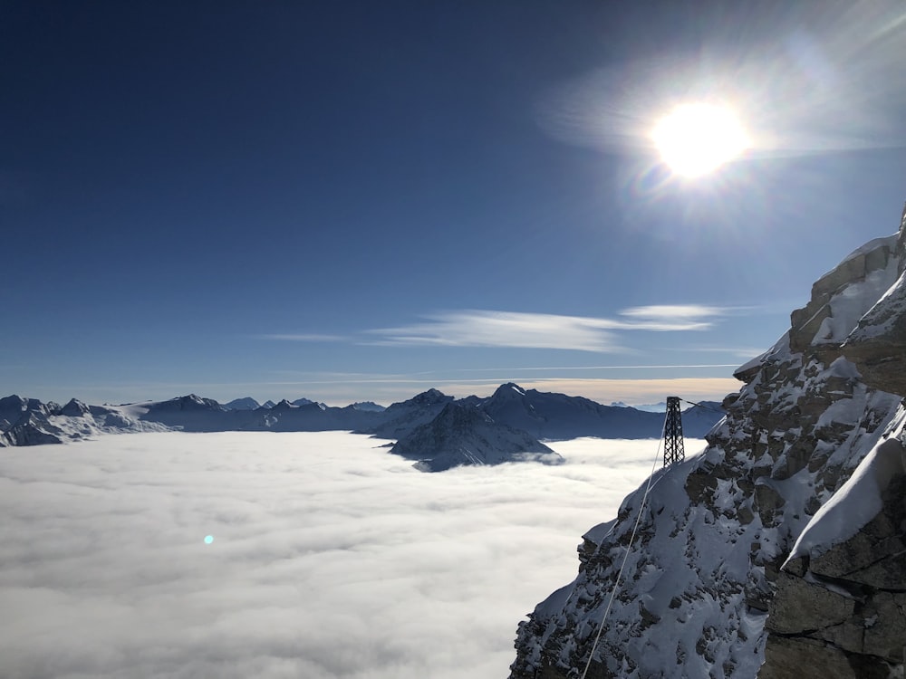 montagna coperta di neve sotto il cielo blu durante il giorno