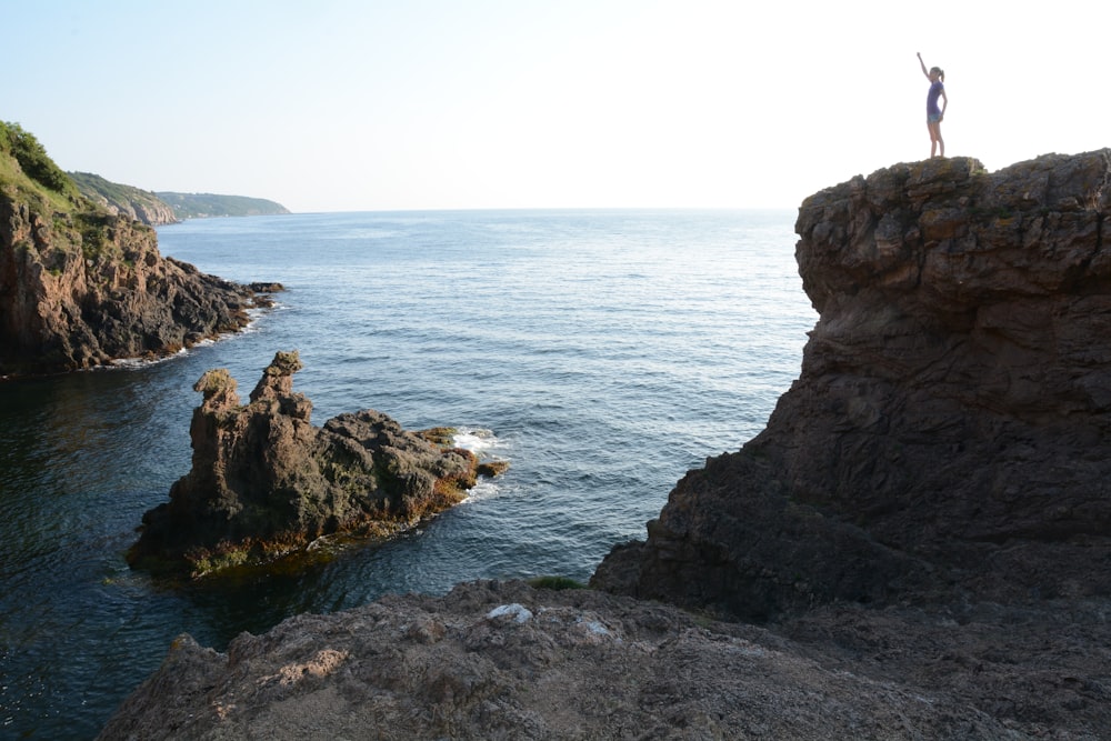 Formación de rocas marrones en el mar durante el día