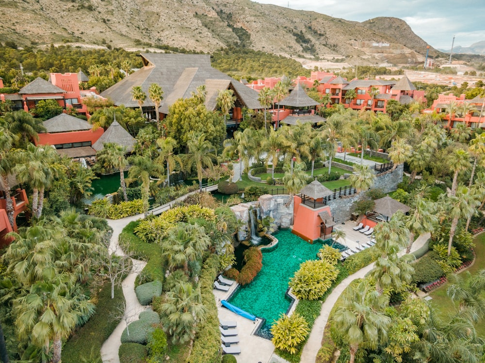 Vista aérea de casas y árboles cerca de la montaña durante el día