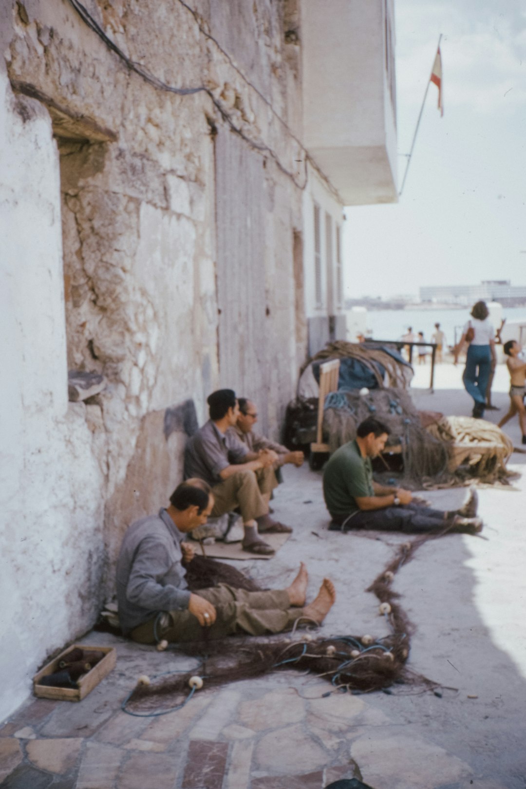 people sitting on ground during daytime