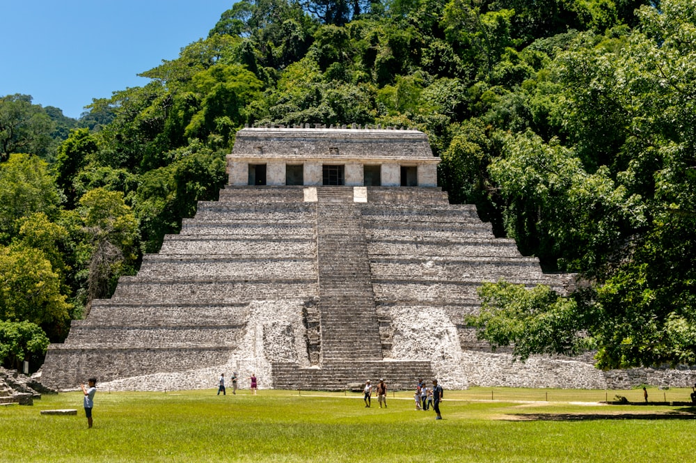 edifício de concreto cinza perto de árvores verdes durante o dia