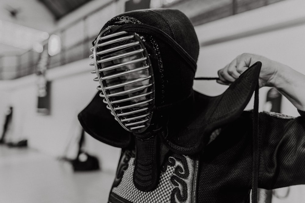 persona sosteniendo un bolso de cuero blanco y negro