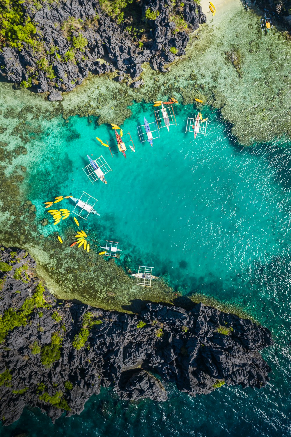 Vista aérea de un barco blanco y marrón en el mar durante el día