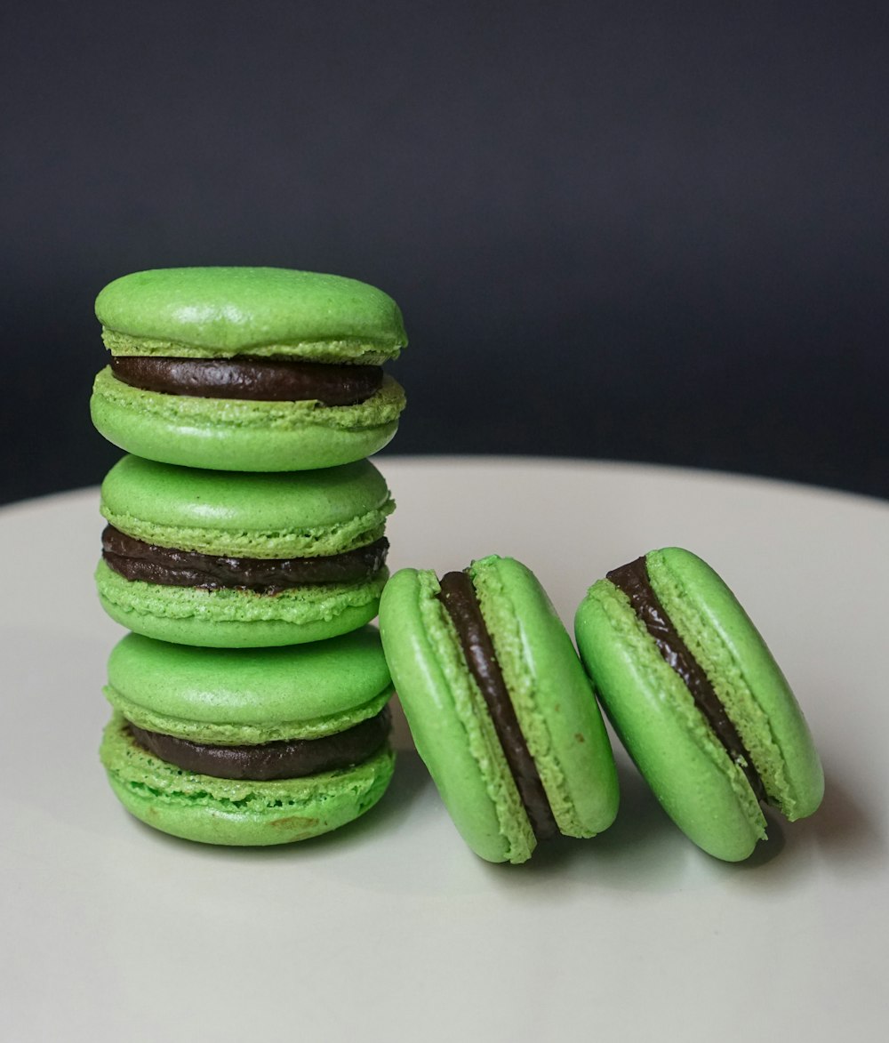 biscoitos verdes e brancos na placa cerâmica branca