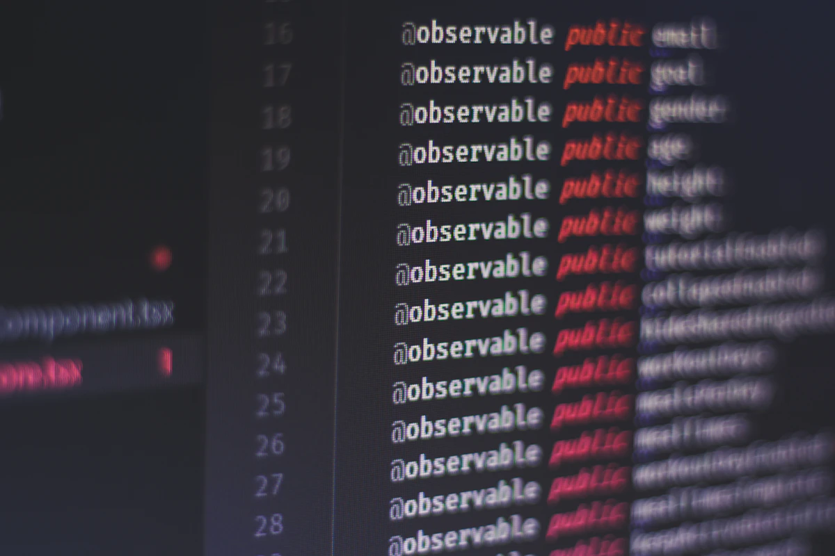 Pantalla mostrando una base de datos de vulnerabilidades (NVD/VulDB) donde se reportan CVEs.