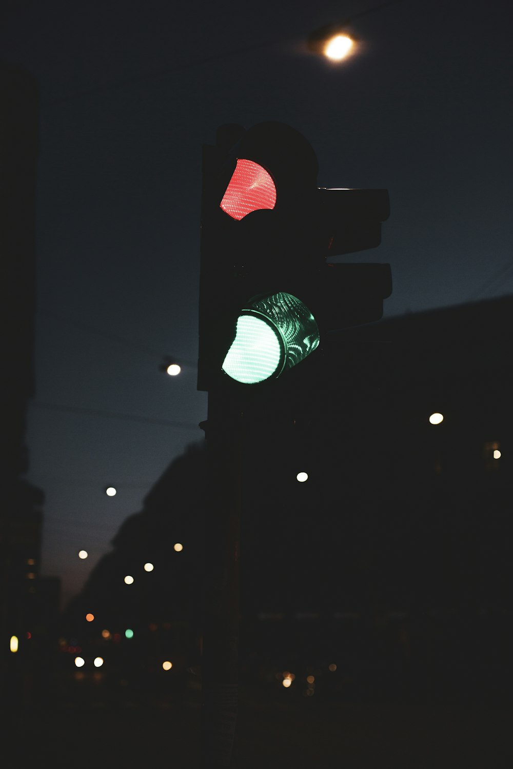 야간 녹색 신호등