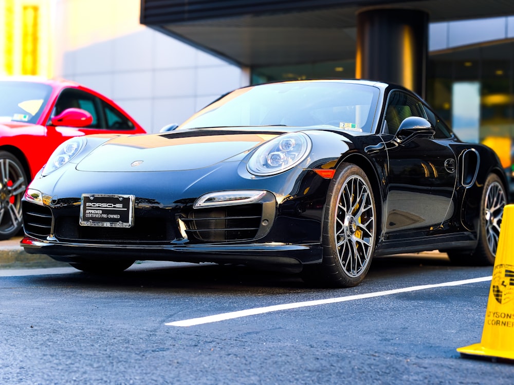 Schwarzer Porsche 911 auf Parkplatz geparkt