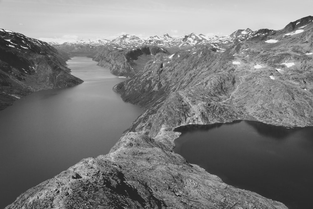 Photo en niveaux de gris d’une montagne enneigée