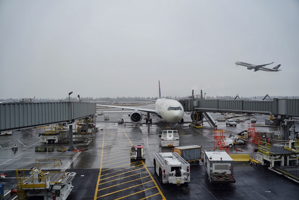 aeroplano bianco sull'aeroporto durante il giorno