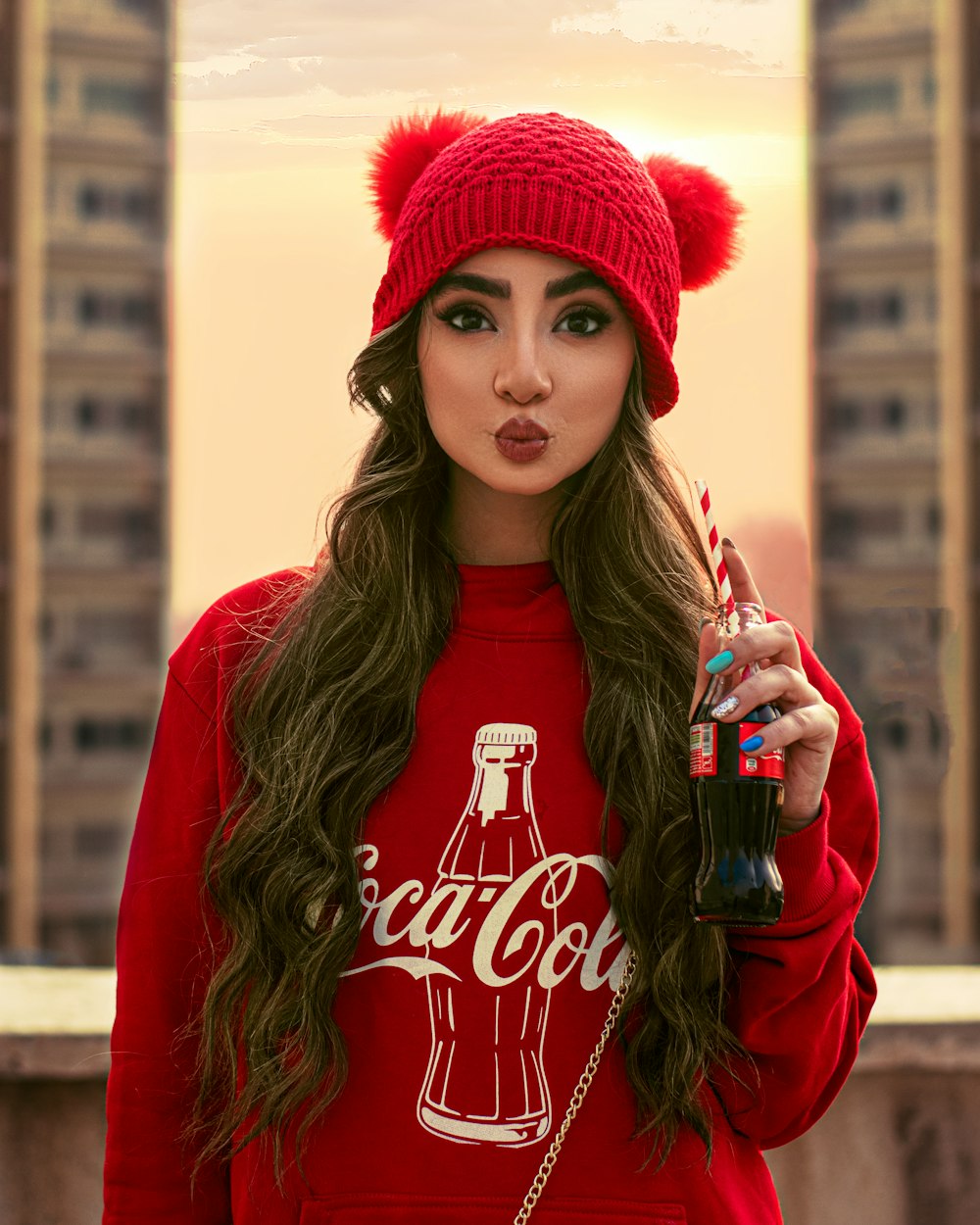 mulher no capuz vermelho segurando a garrafa de coca-cola