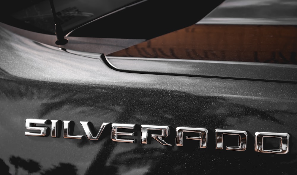 Coche Chevrolet negro y plateado
