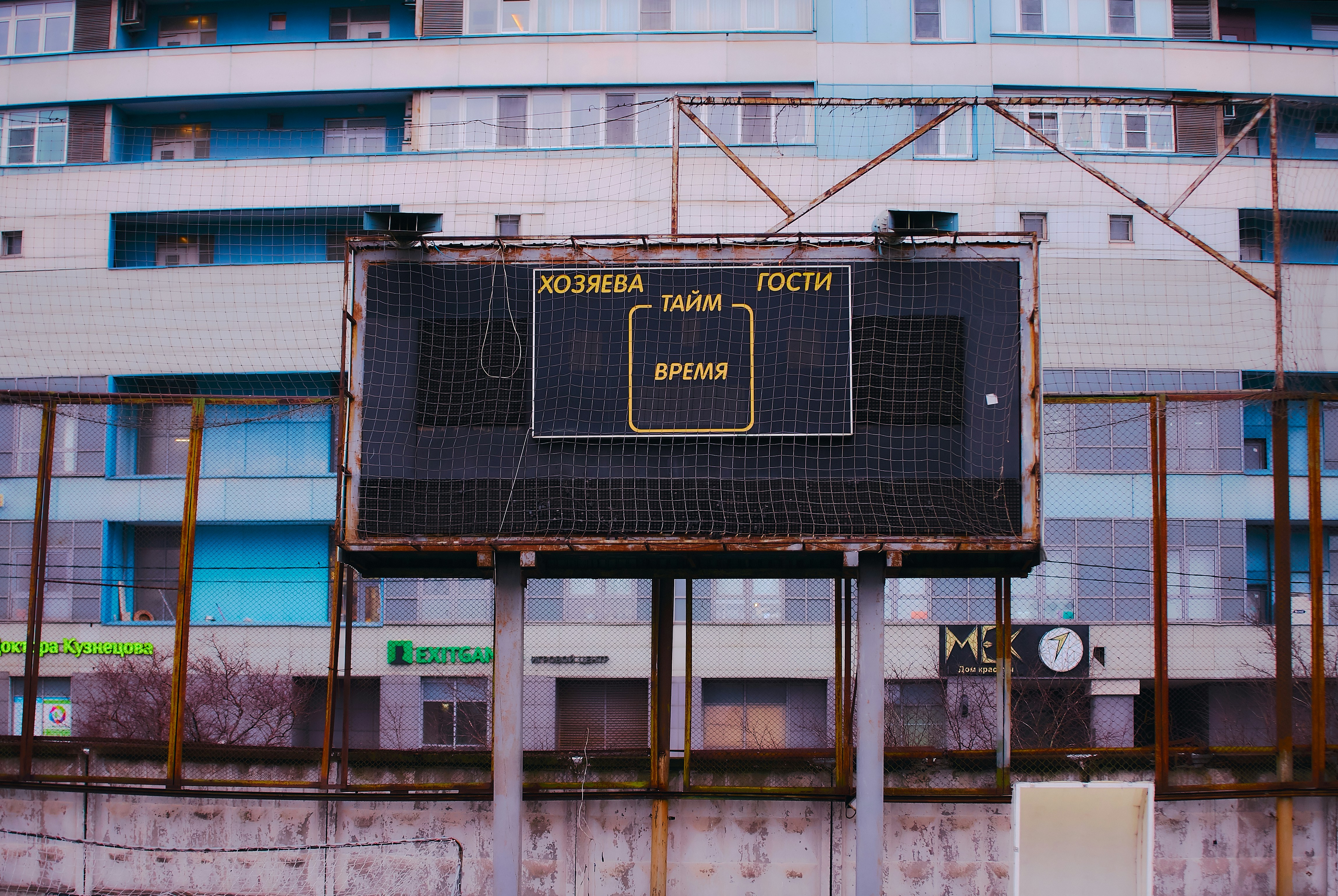 Vista aérea de un partido nocturno con presión alta en campo rival