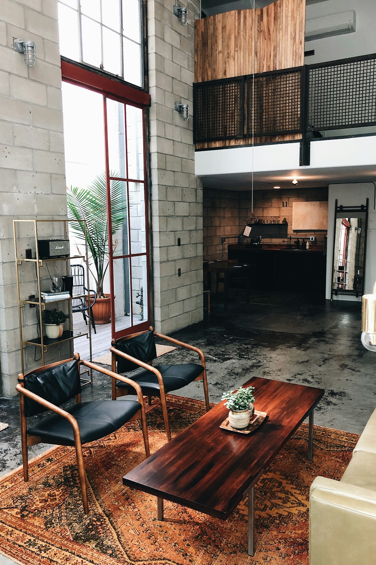 Estilo Industrial em Apartamento: Como Usar Metal Preto, Madeira e Concreto sem Deixar a Casa Fria