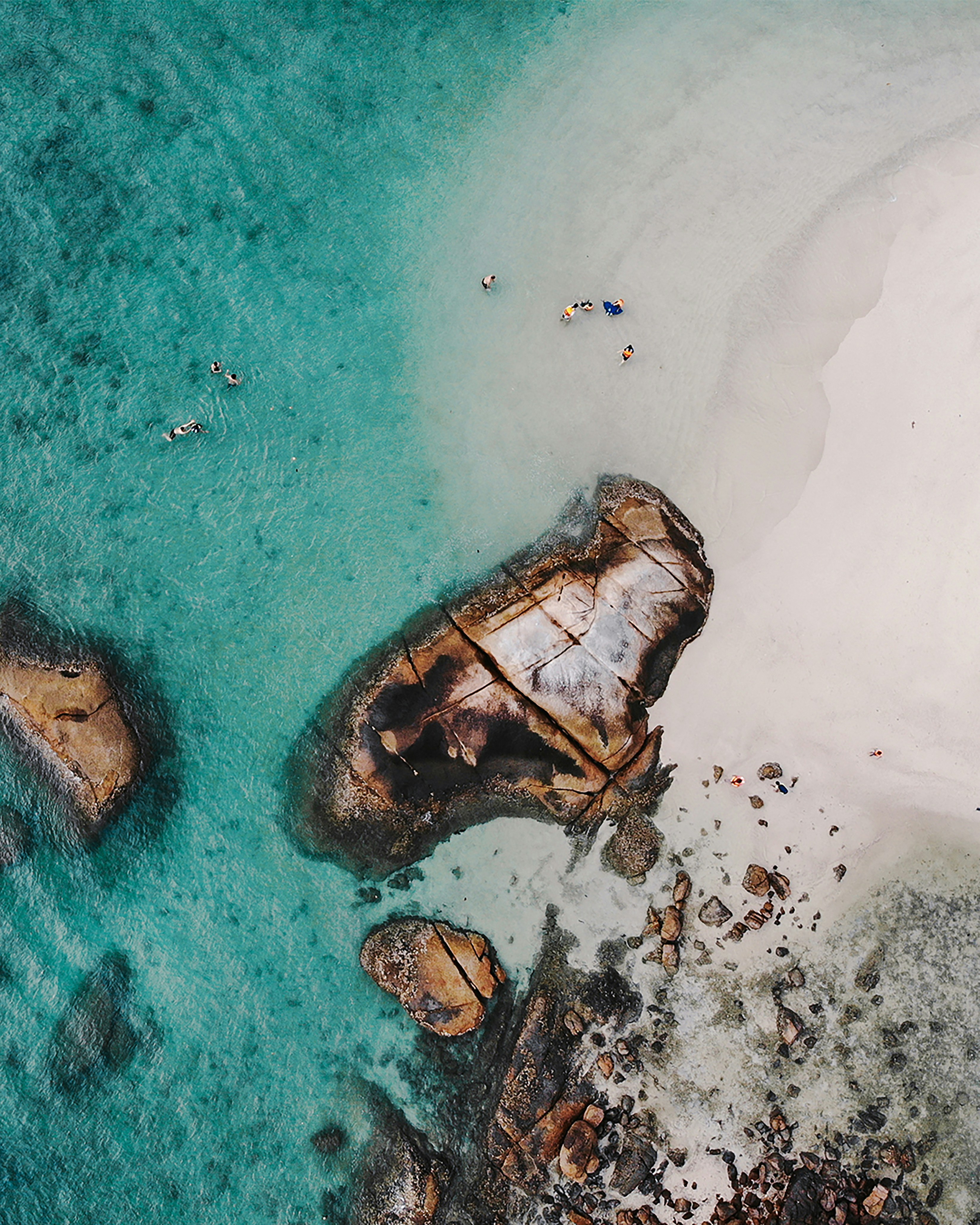 Barco de madera marrón en la playa de arena blanca