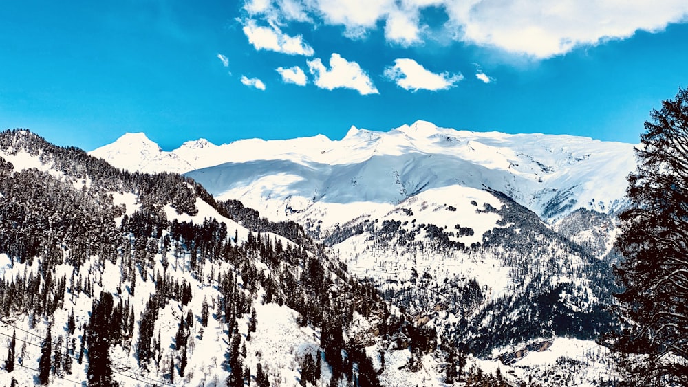 montagna coperta di neve sotto il cielo blu durante il giorno