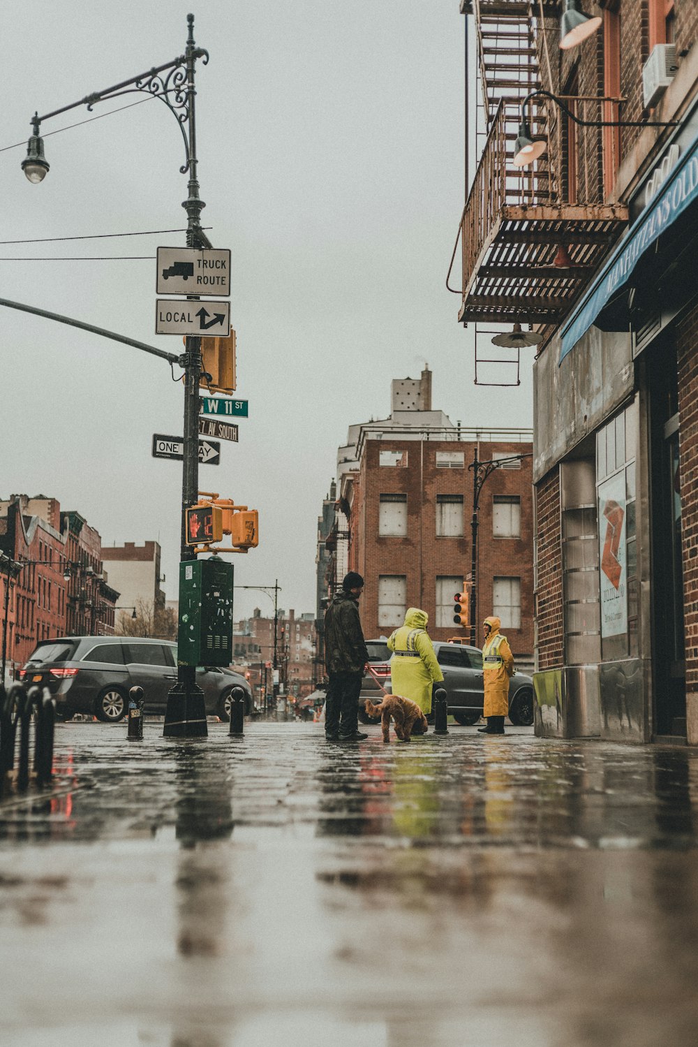 hombre en chaqueta amarilla caminando por la calle durante el día