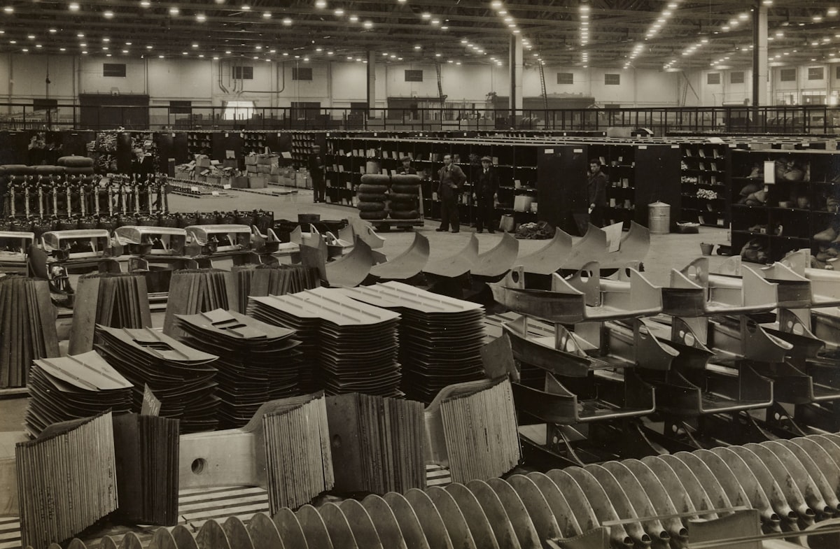 Interior de armazém industrial com estantes organizadas por zonas de inventário