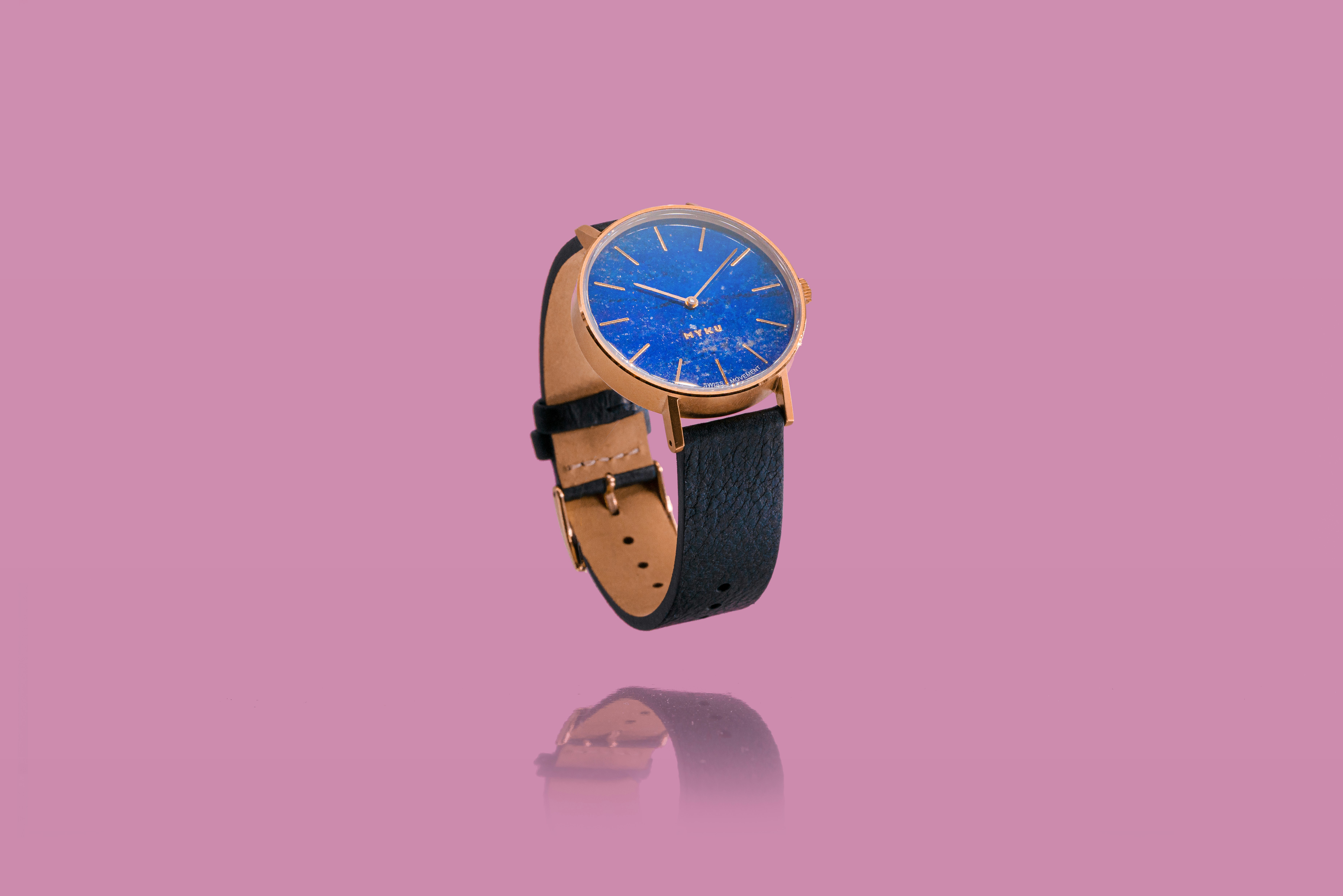 Blaue und goldene Analoguhr