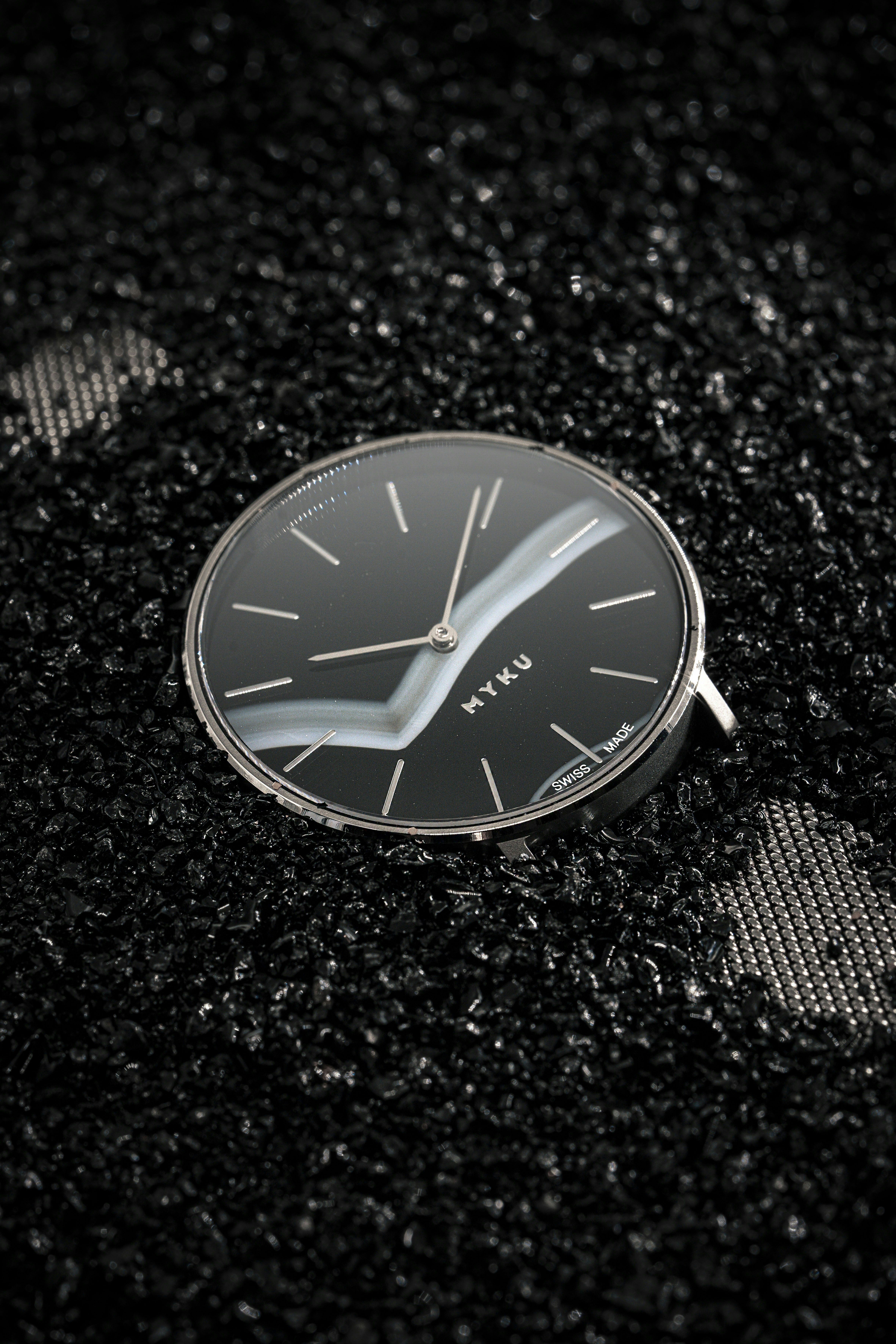 silberne und schwarze Analoguhr