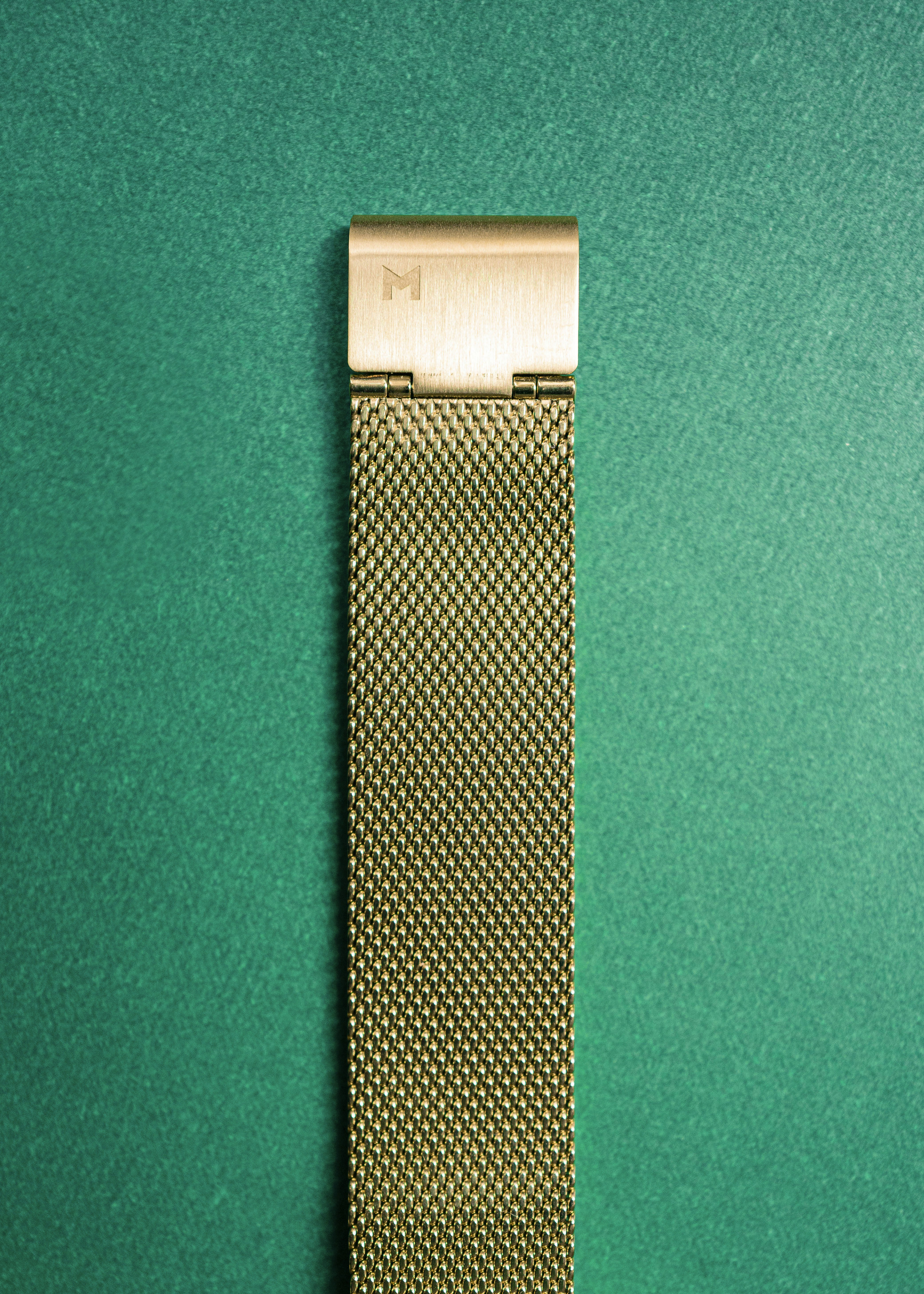 silbernes und weißes Band auf grünem Textil