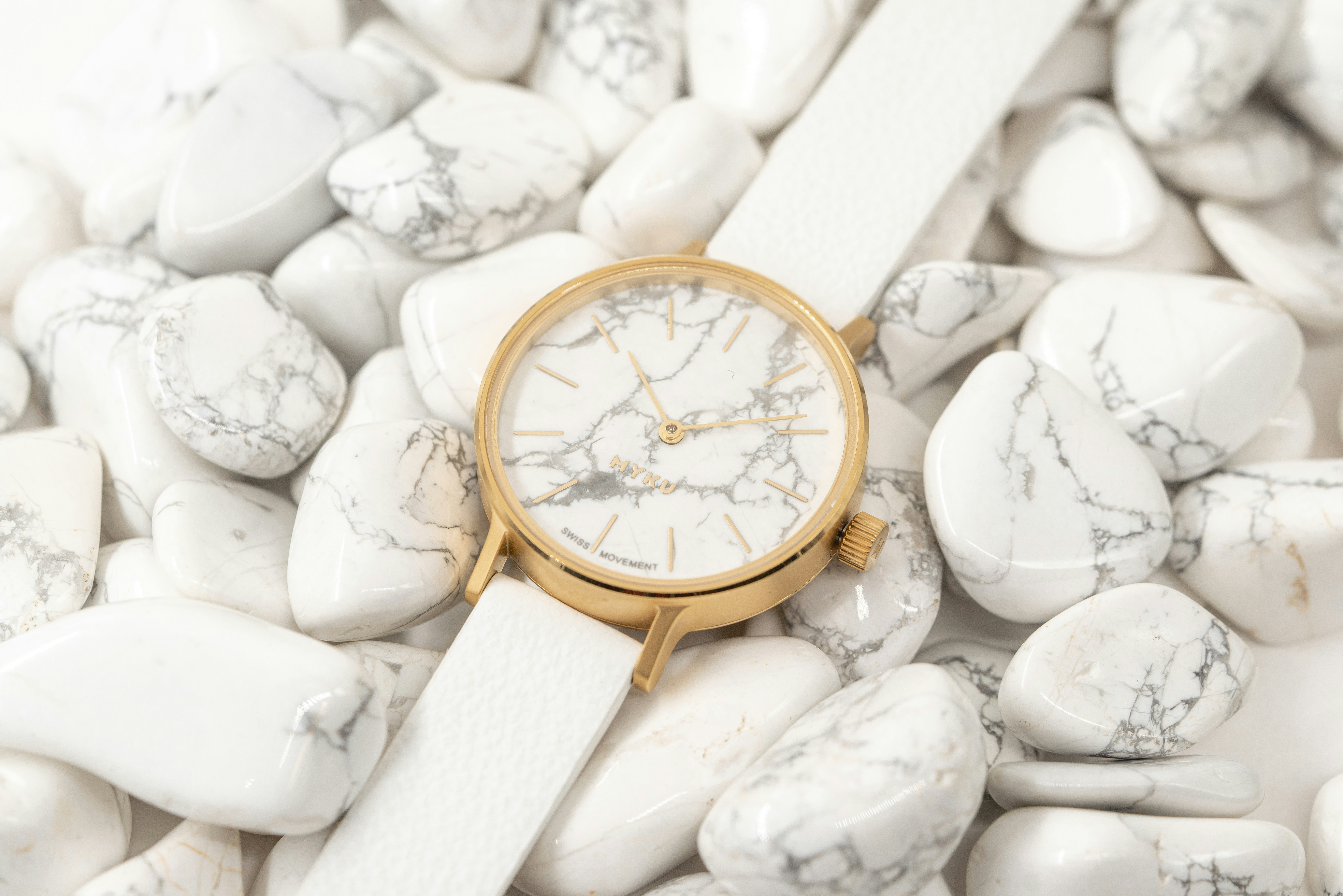 braune holzgerahmte runde analoge Wanduhr