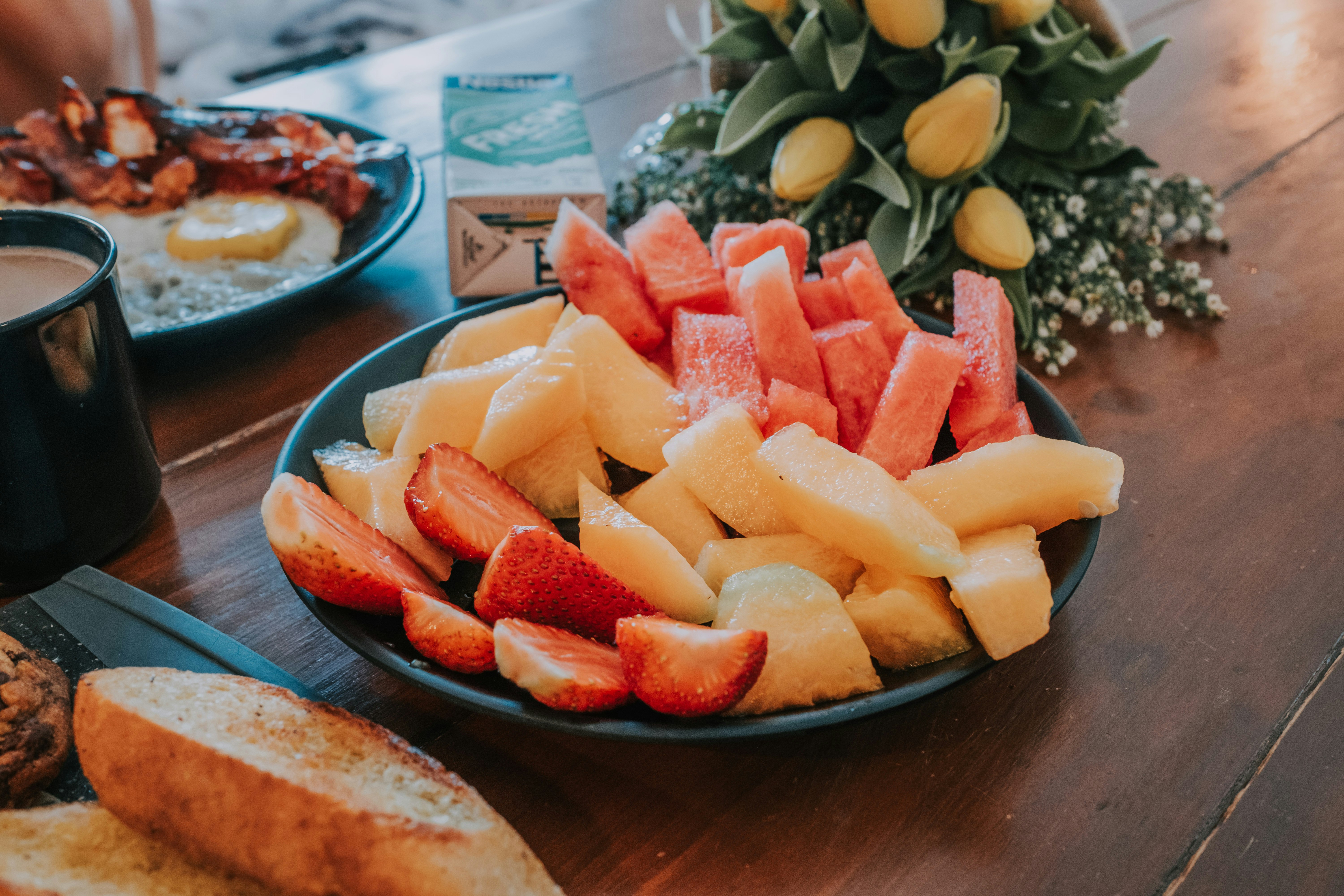 sliced fruits on round ceramic plate