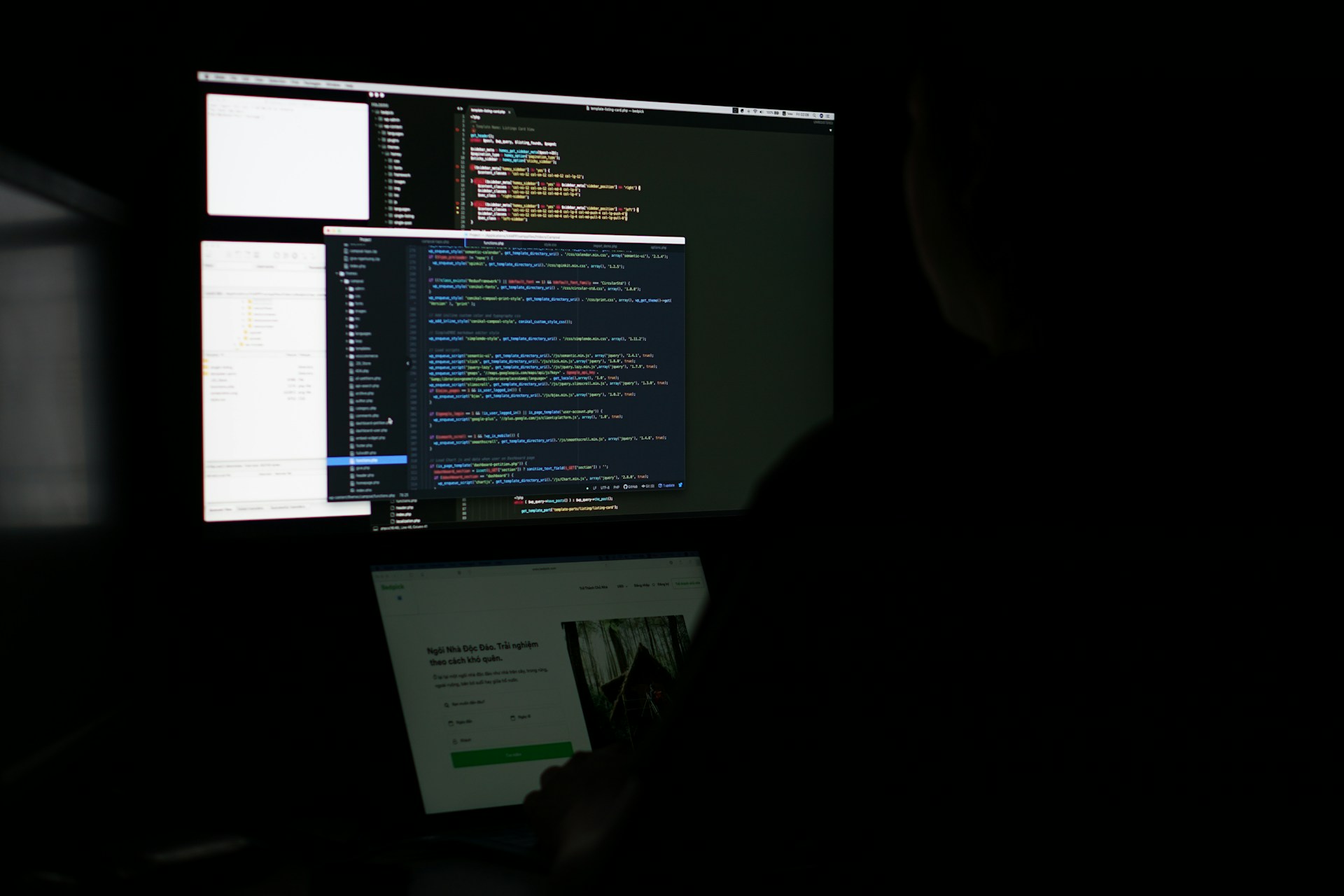 gray computer monitor