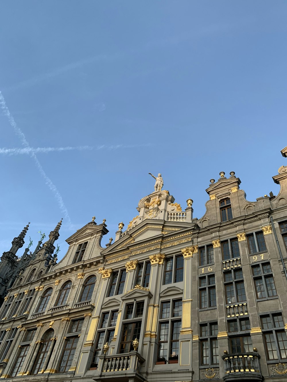 Un edificio muy alto con un cielo al fondo