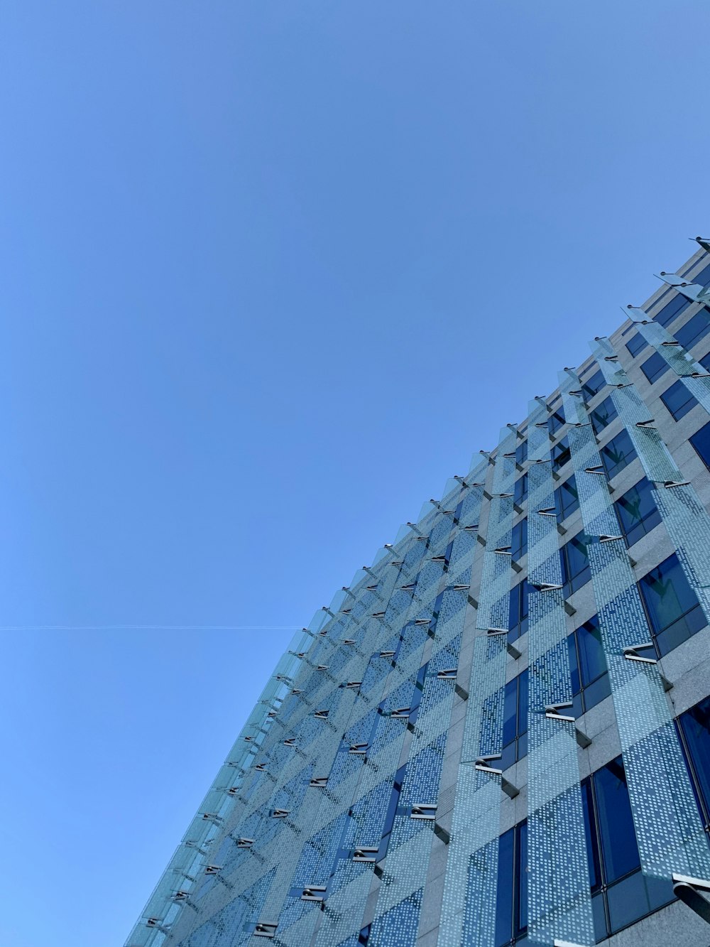 Immeuble de grande hauteur aux murs de verre bleu et blanc