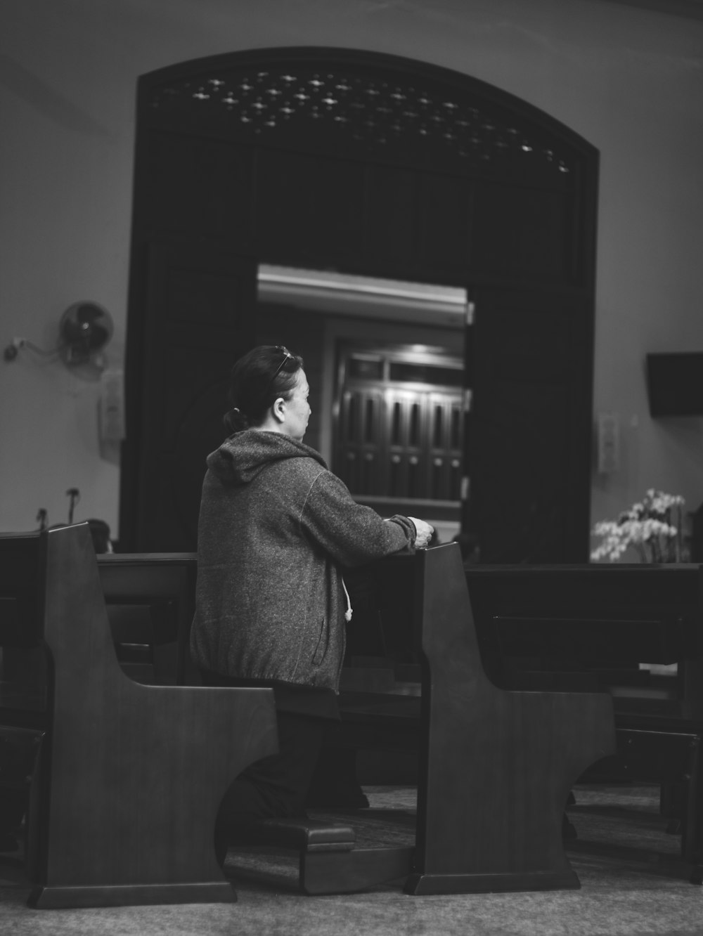 uomo in camicia grigia a maniche lunghe che suona il pianoforte