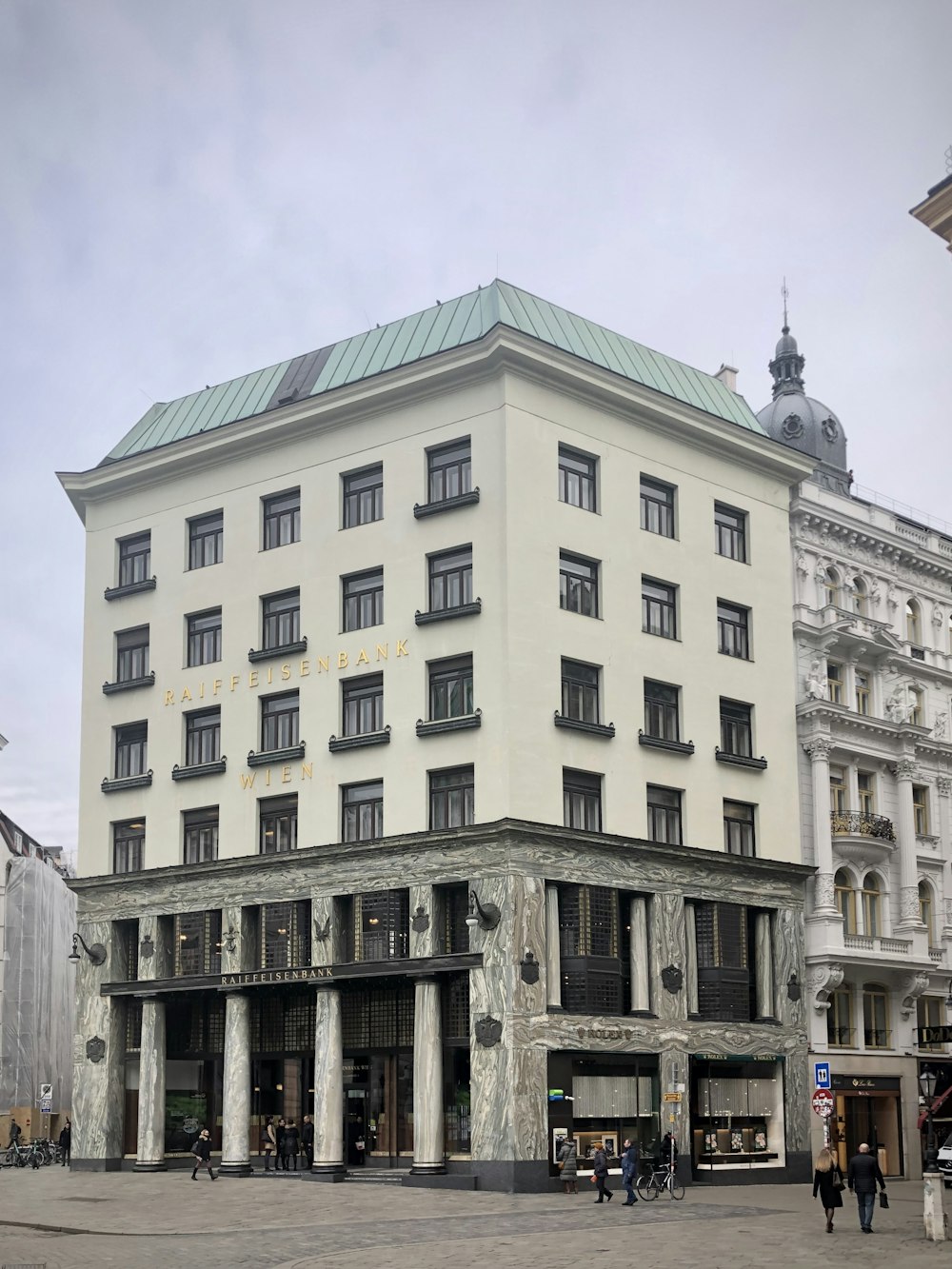 Edificio de hormigón beige bajo el cielo azul durante el día