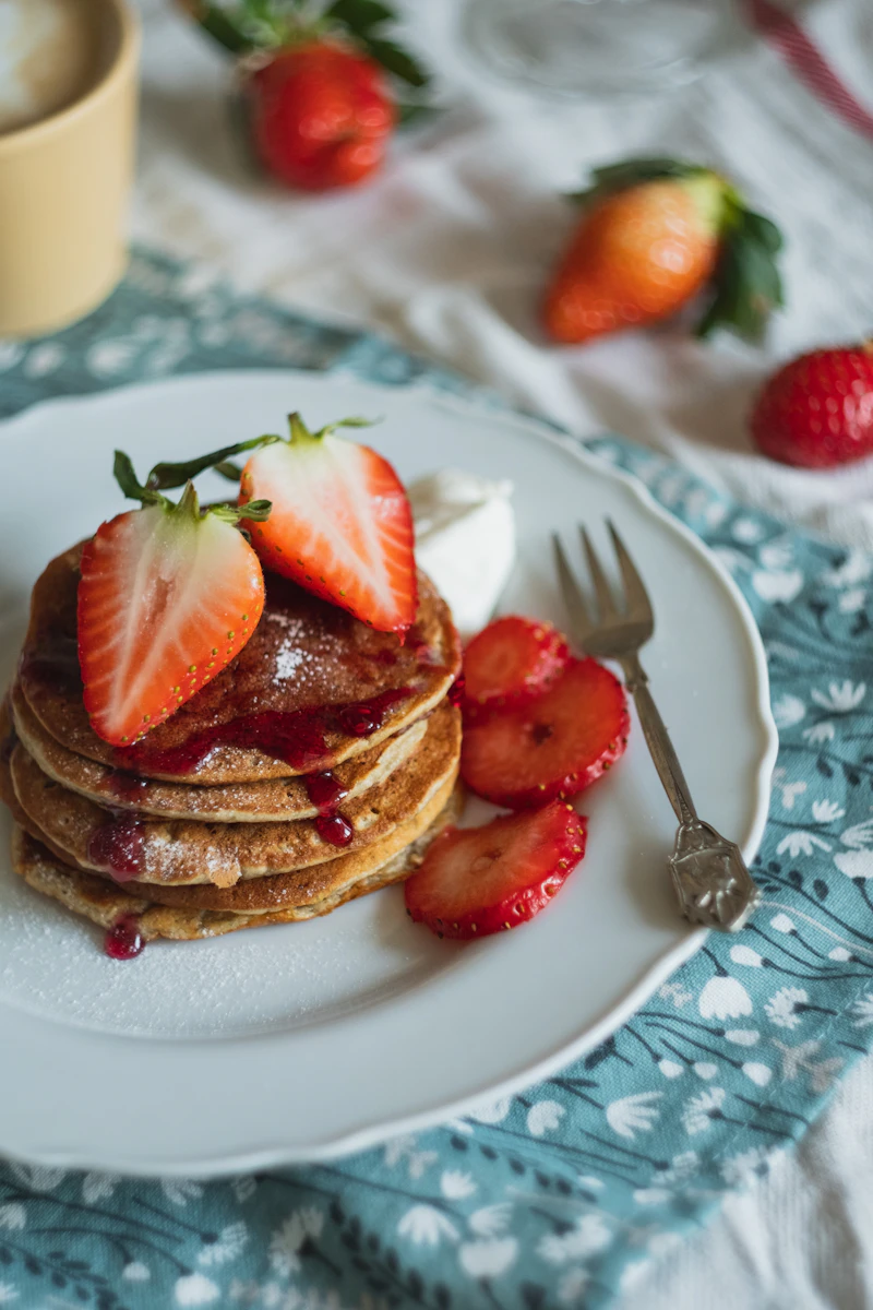 Tortitas Proteicas de Claras y Avena con Fresas
