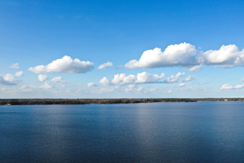 Ciel bleu au-dessus du lac et nuages blancs pendant la journée