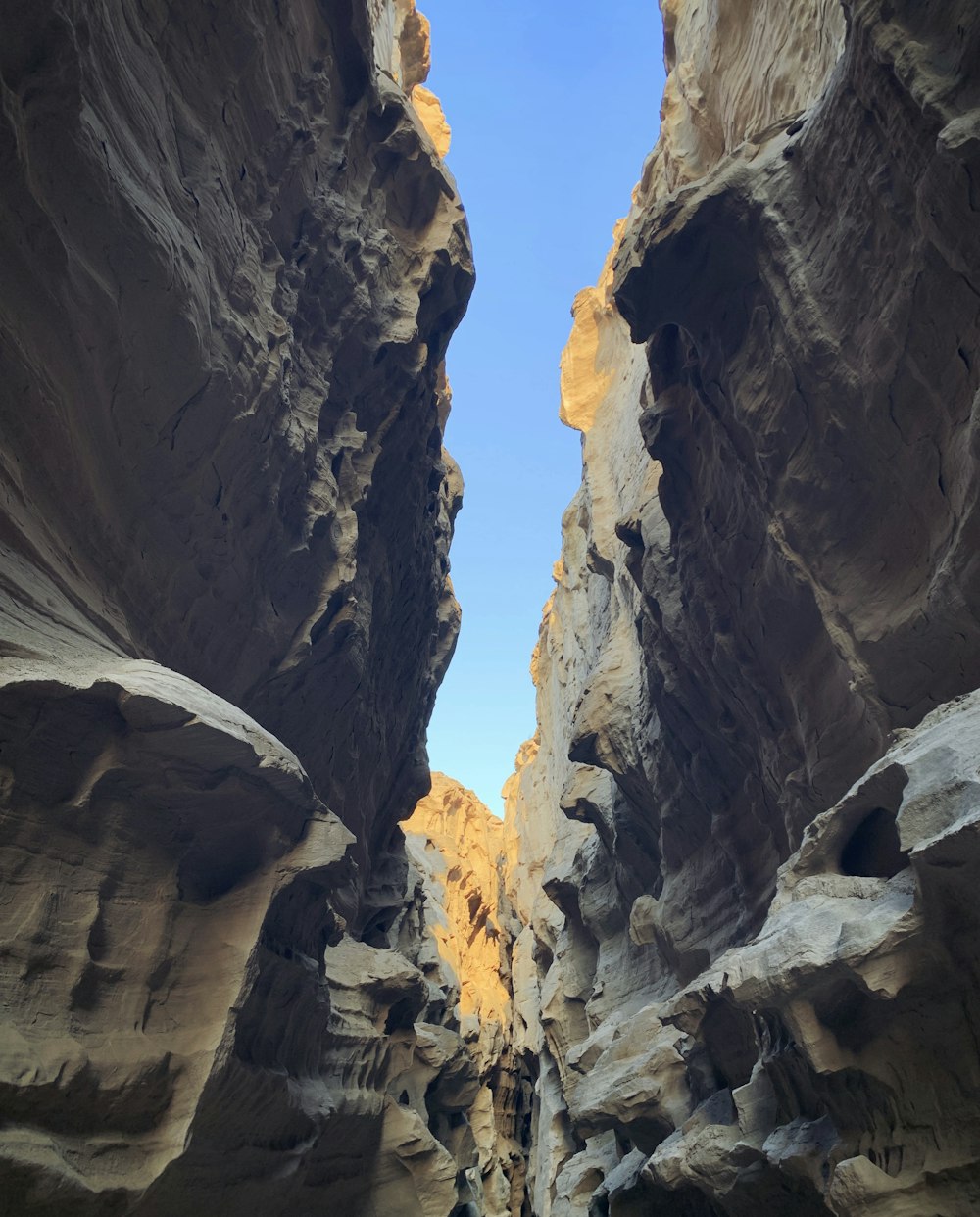 Montagne Rocheuse brune pendant la journée