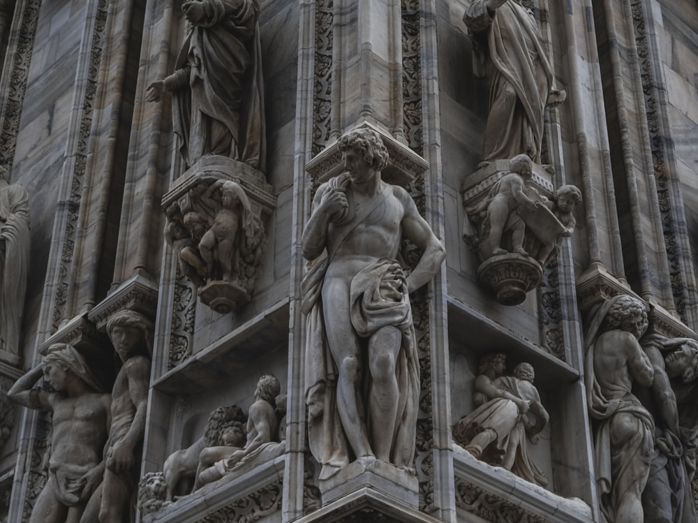 Estatua de hormigón marrón del hombre