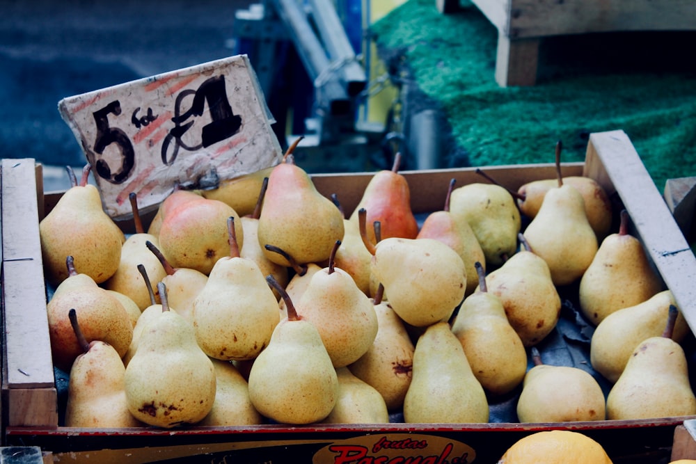 Manzanas amarillas y rojas en señalización de texto kanji rojo y blanco