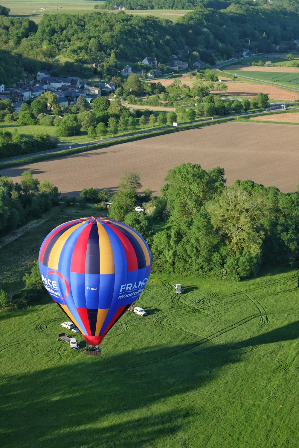 Montgolfière sur un champ d’herbe verte pendant la journée