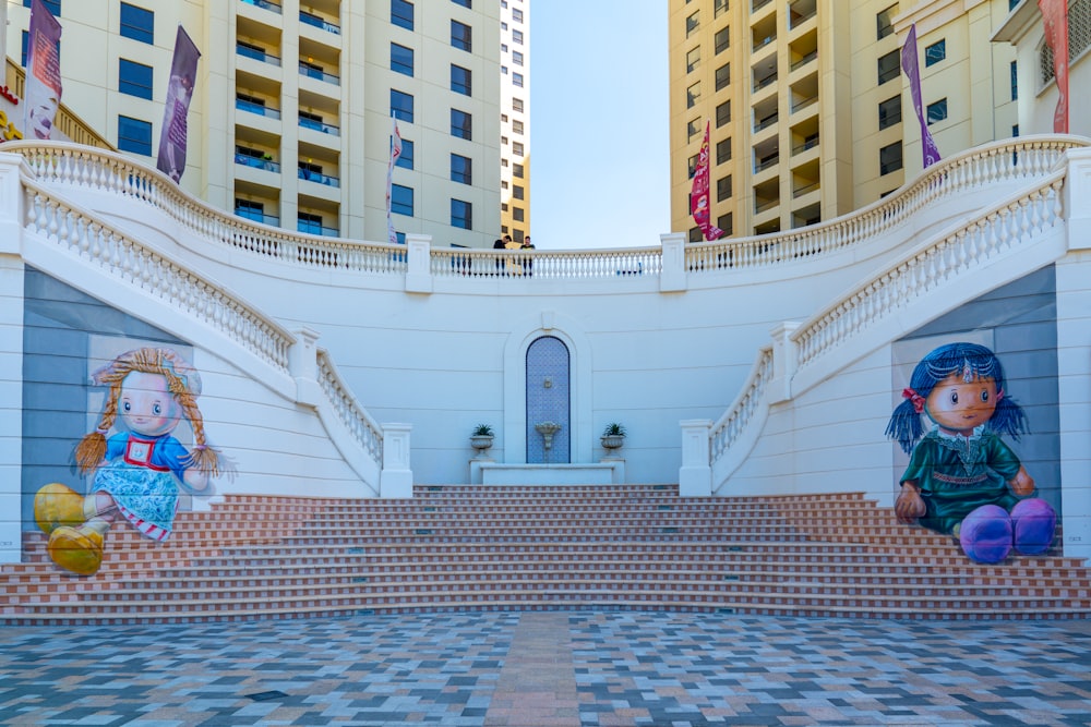 edifício de concreto branco e marrom