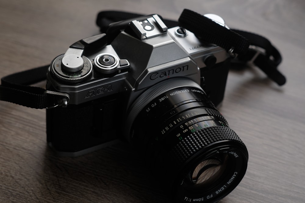 Fotocamera reflex digitale Nikon nera su tavolo di legno marrone