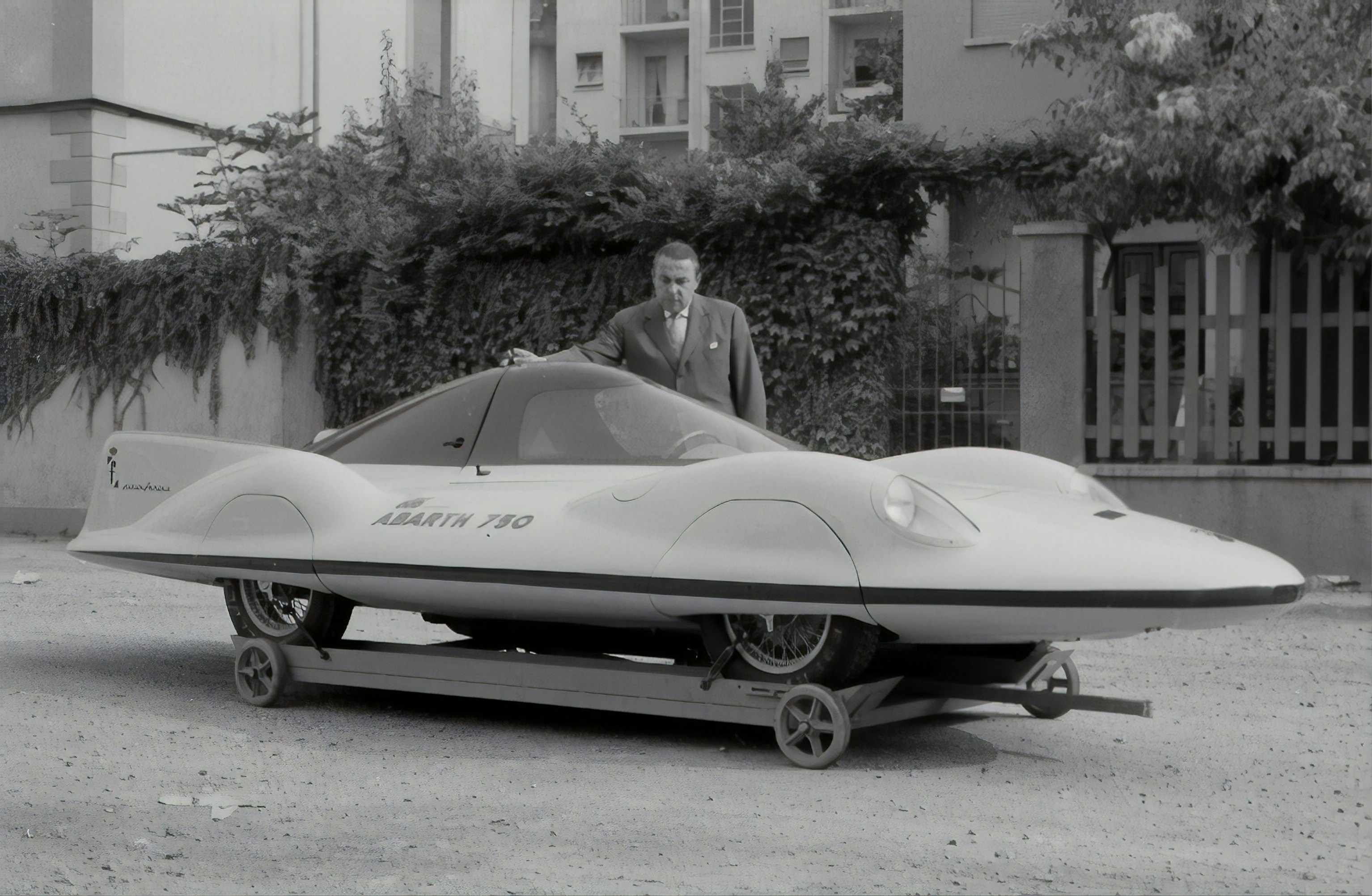 retro-futuristic flying car, wallpaper, Flying Car Aerocar 1950s Concept Wallpapers: A Retro-Futuristic Guide 1