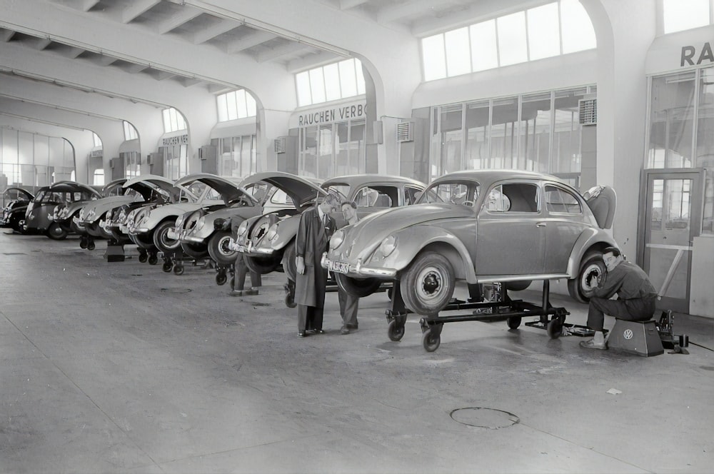 Foto in scala di grigi di auto d'epoca parcheggiate davanti all'edificio