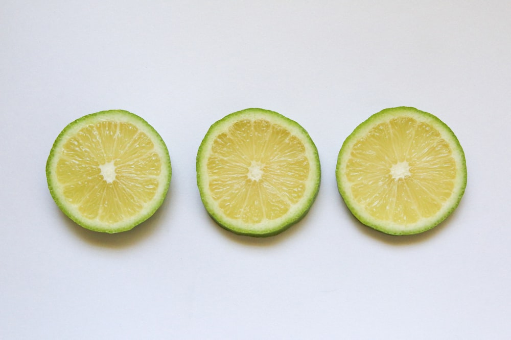 limone a fette su superficie bianca
