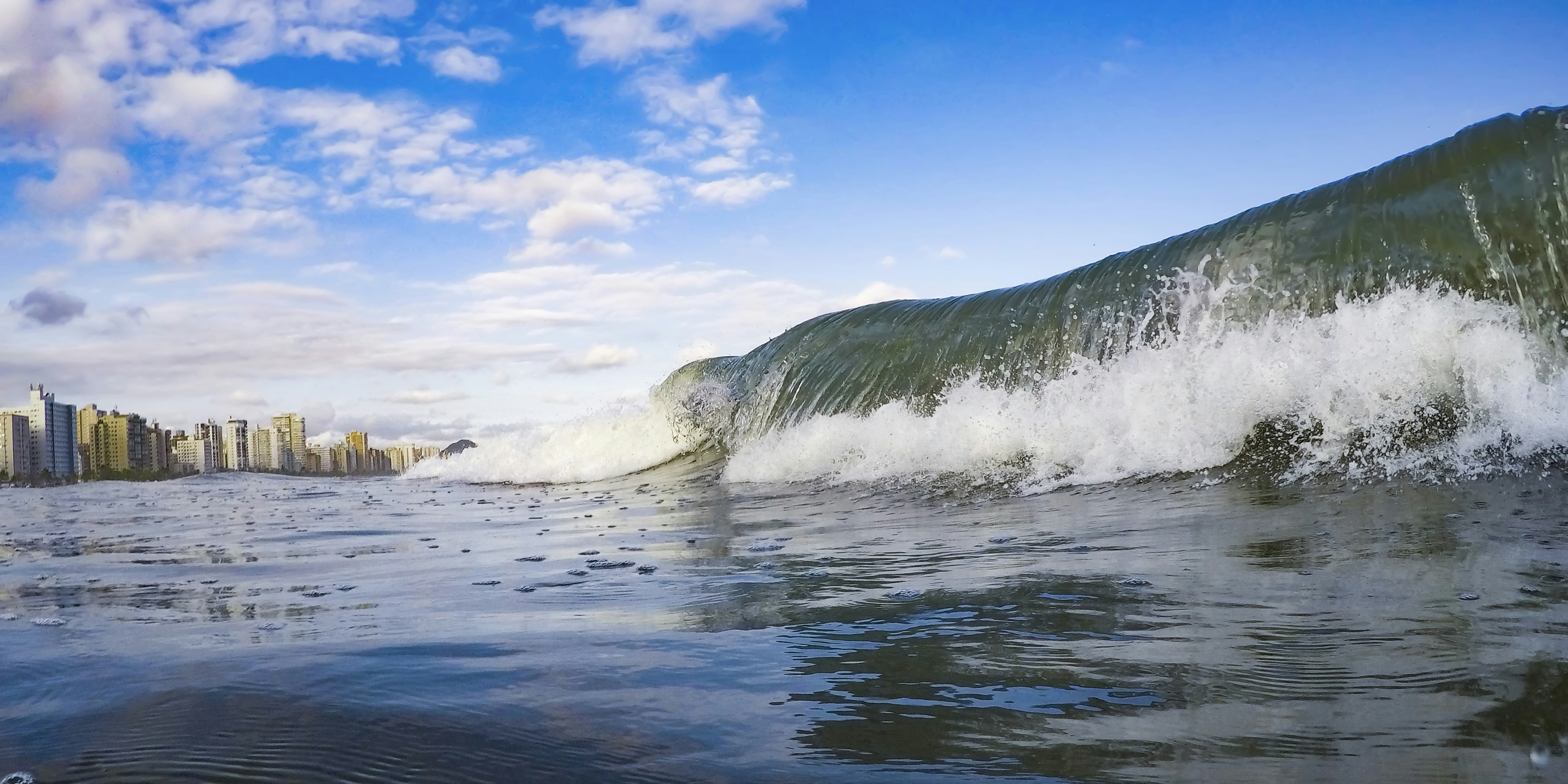 ocean waves crashing on shore during daytime