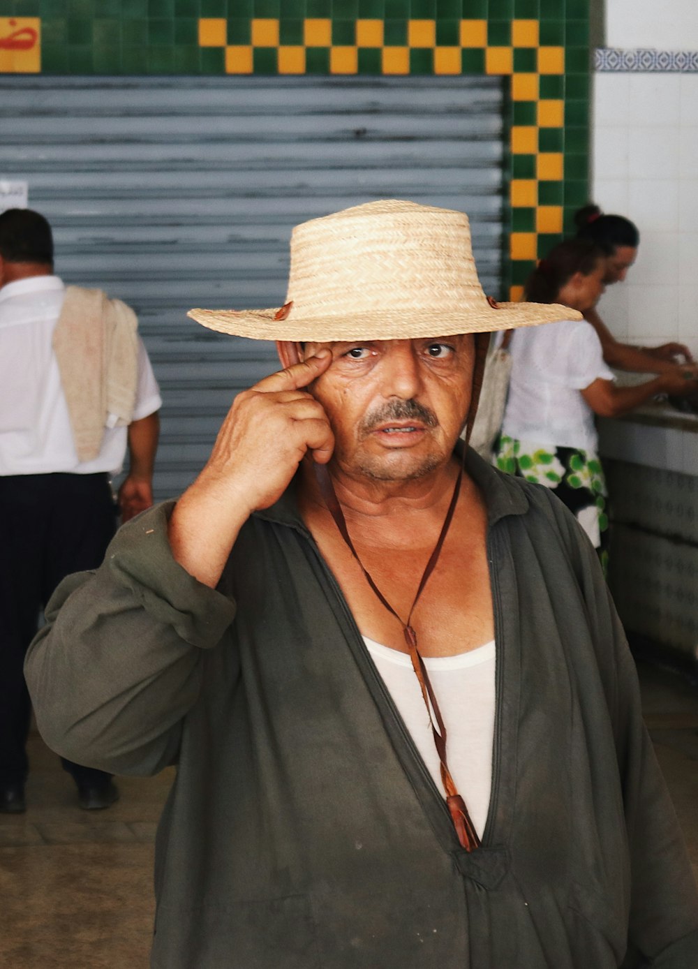 Foto hombre en túnica verde con sombrero marrón – Imagen Gris gratis en  Unsplash