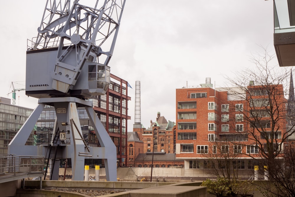 Edificio de hormigón blanco y marrón durante el día